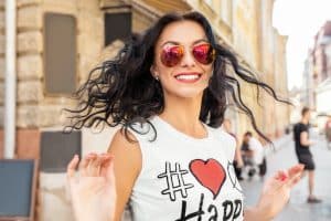T-shirt personnalisé : idées de messages pour surprendre votre amie ou sœur