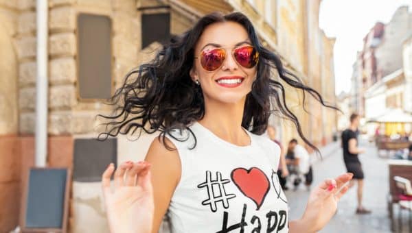 T-shirt personnalisé : idées de messages pour surprendre votre amie ou sœur